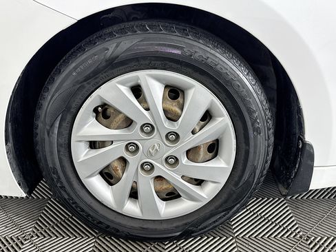 Used 2019 Hyundai Elantra SE w/ Winter Weather Package image 36
