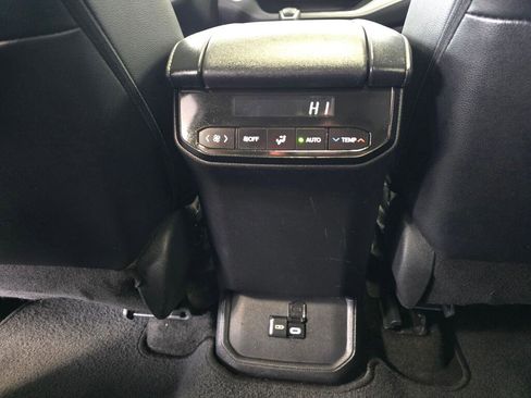 Used 2024 Toyota Highlander XLE AWD/4WD image 36