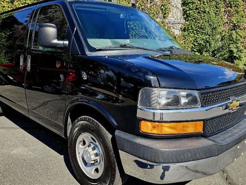 Used 2018 Chevrolet Express 2500 w/ Driver Convenience Package RWD image 3