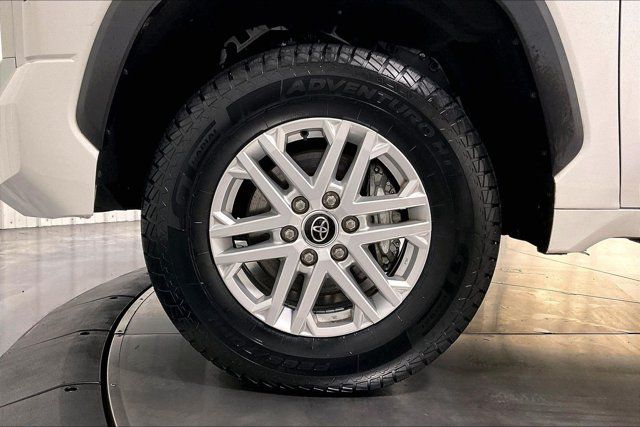 Used 2022 Toyota Tundra SR5 w/ SR5 Convenience Package AWD/4WD image 9