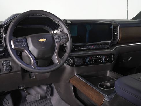 Used 2025 Chevrolet Silverado 2500 High Country w/ High Country Premium Package AWD/4WD image 16