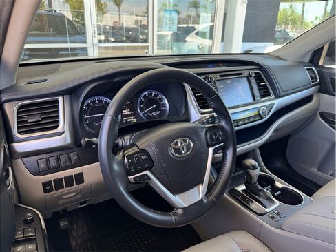 Used 2019 Toyota Highlander XLE AWD/4WD image 25