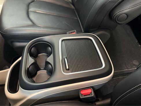 Used 2024 Chrysler Pacifica Touring-L FWD image 27