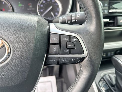 Used 2022 Toyota Highlander XLE image 18