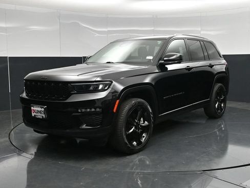 Used 2023 Jeep Grand Cherokee Limited w/ Black Appearance Package AWD/4WD image 7