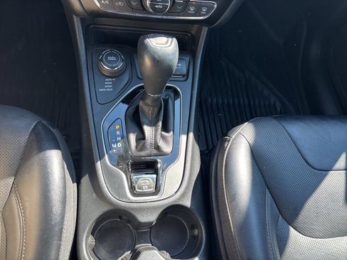 Used 2022 Jeep Cherokee Limited AWD/4WD image 16