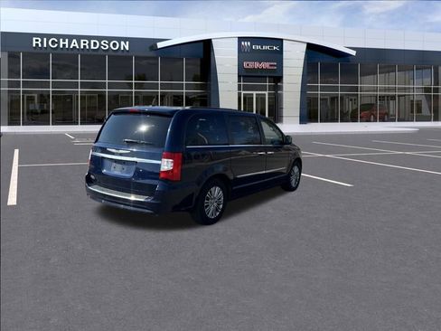 Used 2015 Chrysler Town & Country Touring-L w/ Driver Convenience Group image 5