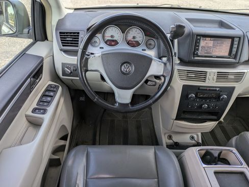 Used 2010 Volkswagen Routan SEL image 15