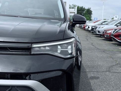 Used 2025 Volkswagen Taos SE AWD/4WD image 3