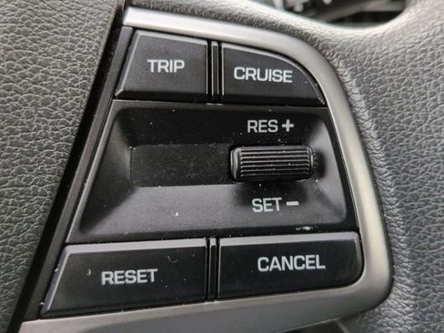 Used 2017 Hyundai Elantra SE w/ Cargo Package image 16