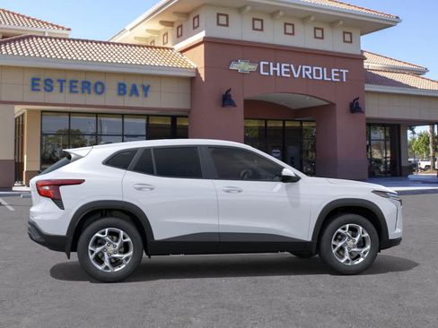 New 2026 Chevrolet Trax LS w/ LS Convenience Package FWD image 5