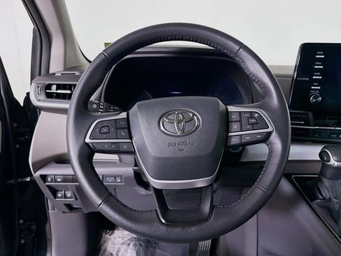 Used 2024 Toyota Sienna XLE FWD image 13