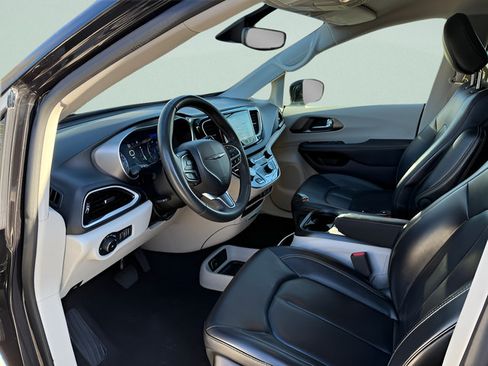 Used 2024 Chrysler Pacifica Touring-L FWD image 3