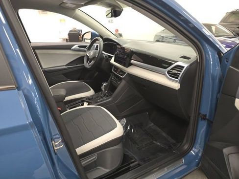 Used 2025 Volkswagen Taos SE AWD/4WD image 5