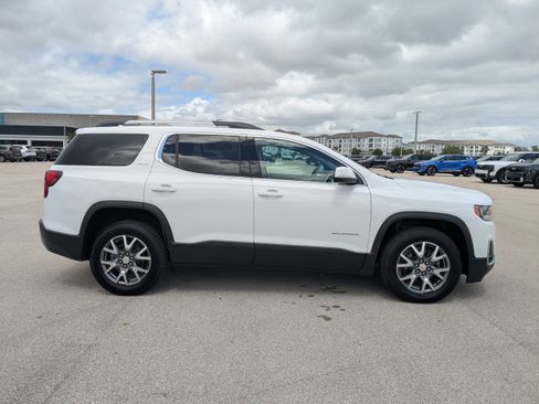 Used 2023 GMC Acadia SLT AWD/4WD image 3