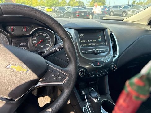 Used 2017 Chevrolet Cruze LT w/ Convenience Package FWD image 11