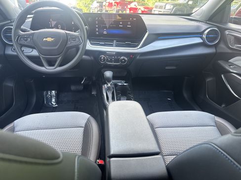 Used 2025 Chevrolet Trax LT FWD image 13