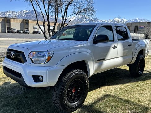 Used 2015 Toyota Tacoma w/ SR5 Package image 11