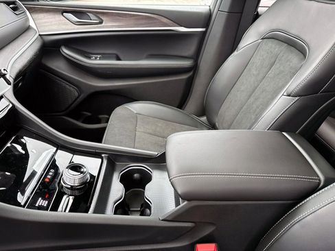 New 2026 Jeep Grand Cherokee Altitude image 13