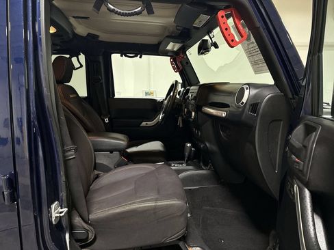 Used 2013 Jeep Wrangler Unlimited Sahara w/ Dual Top Group AWD/4WD image 19