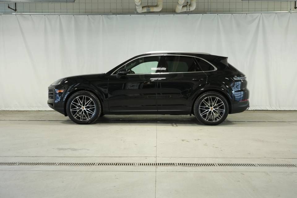 Certified 2026 Porsche Cayenne AWD/4WD image 2