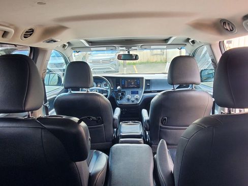 Used 2017 Toyota Sienna SE w/ SE Preferred Package image 34