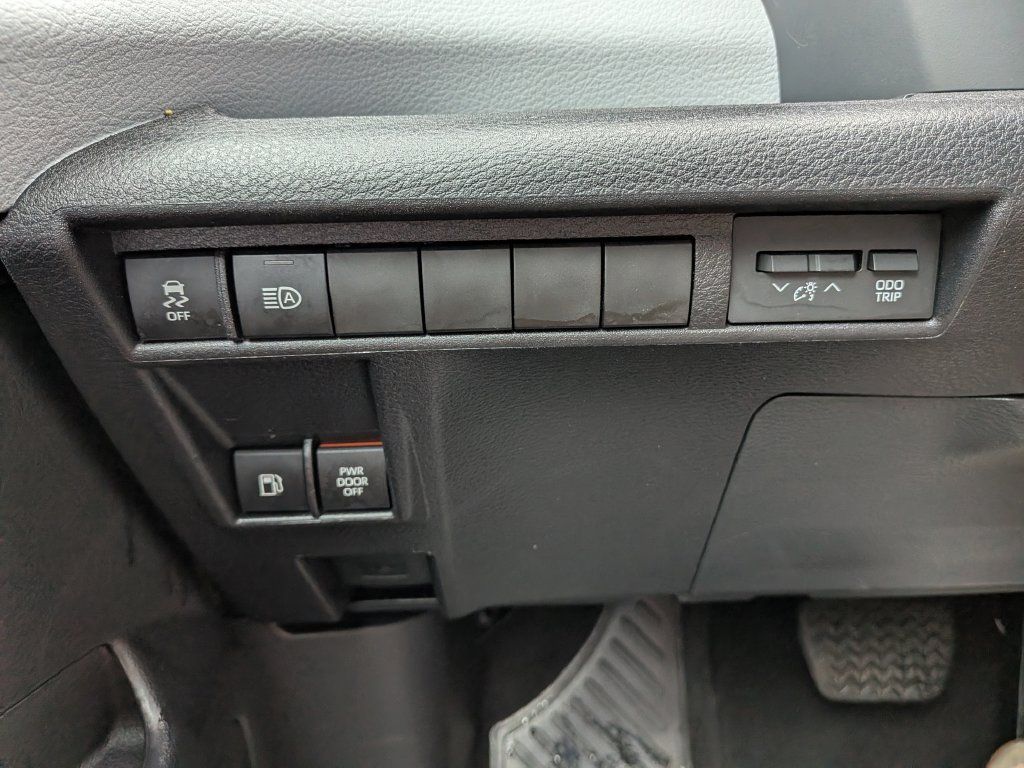 Used 2026 Toyota Sienna XLE FWD image 29