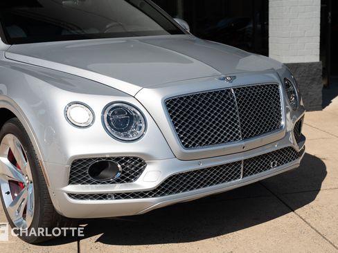 Used 2020 Bentley Bentayga Plug-In Hybrid image 2