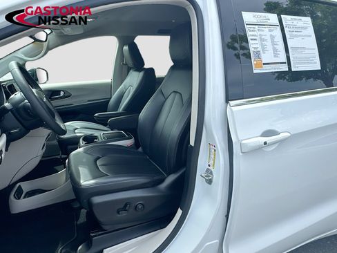 Used 2024 Chrysler Pacifica Touring-L FWD image 26