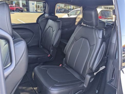 New 2026 Chrysler Pacifica Select image 14