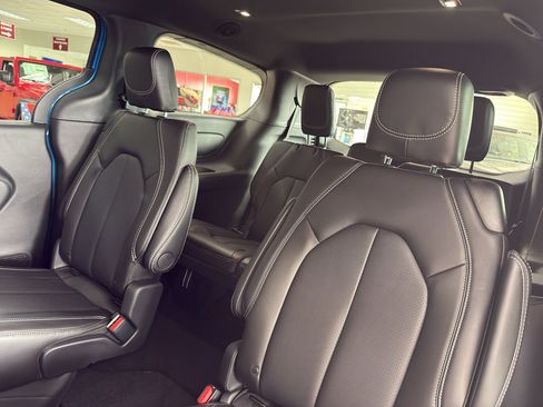 New 2027 Chrysler Pacifica Select FWD image 31
