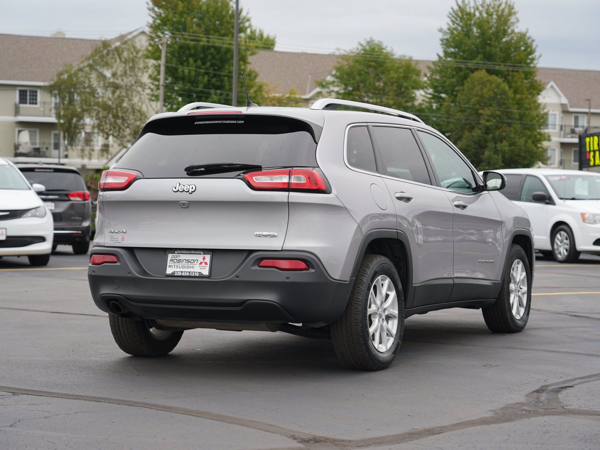 Used 2018 Jeep Cherokee Latitude w/ Safety Group AWD/4WD image 3