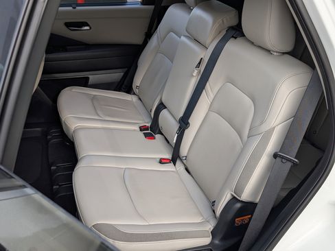 Used 2022 Nissan Pathfinder SL w/ Lighting Package (N92) image 17