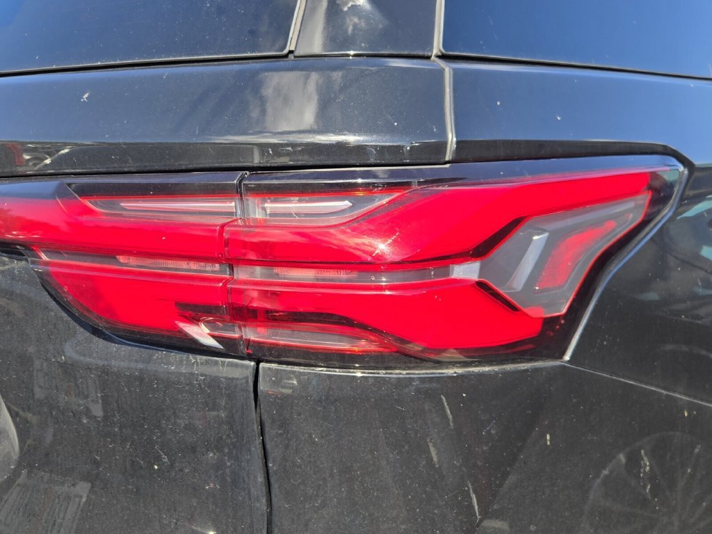 Used 2023 Chevrolet Traverse LT FWD image 7