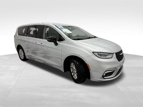 Used 2024 Chrysler Pacifica Touring-L image 7