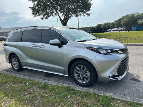 Certified 2024 Toyota Sienna XLE FWD image 6