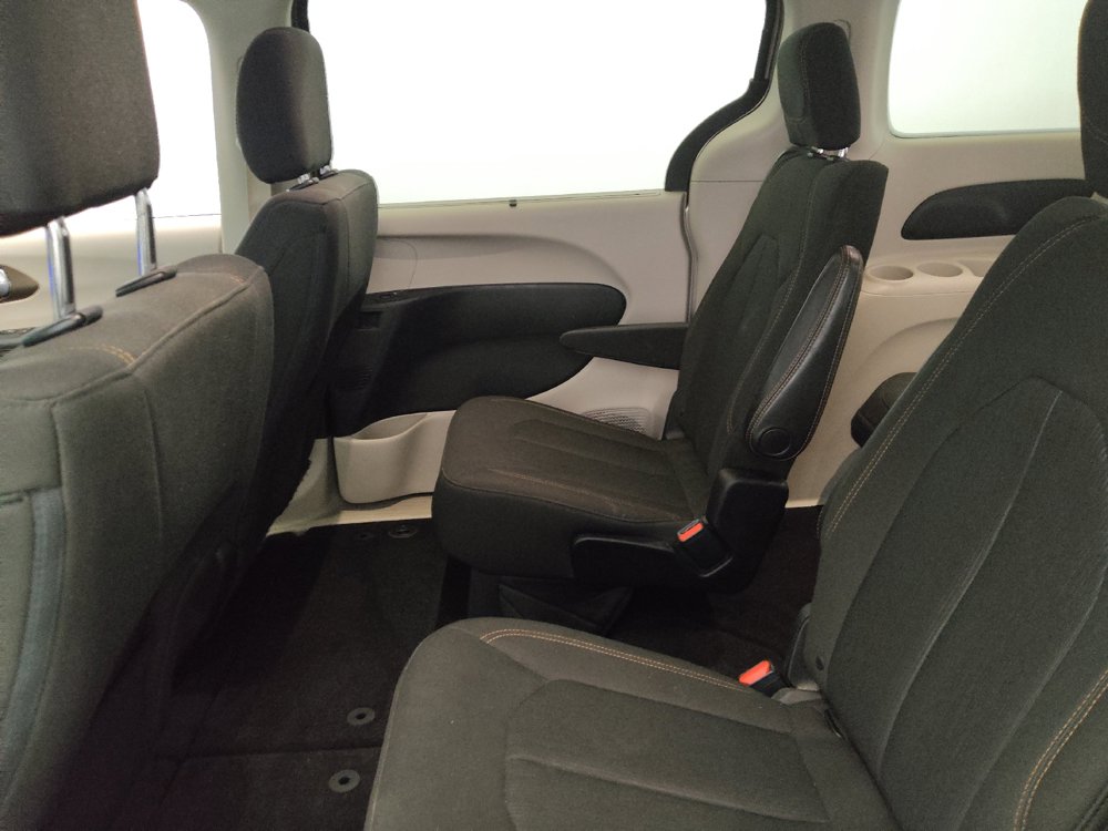Used 2018 Chrysler Pacifica Touring Plus FWD image 18