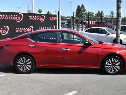 Used 2025 Nissan Altima 2.5 SV FWD image 9