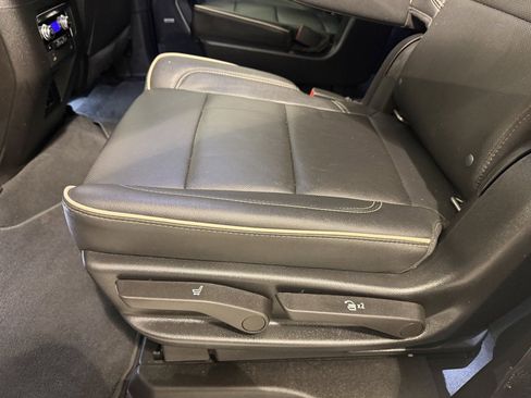 Used 2022 GMC Yukon SLT w/ SLT Luxury Package image 29