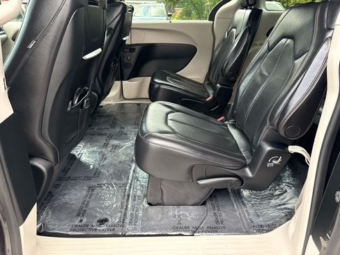 Used 2018 Chrysler Pacifica Touring-L Plus FWD image 13