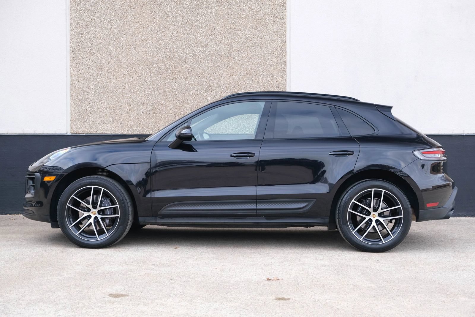 Used 2022 Porsche Macan w/ Premium Package Plus AWD/4WD image 6