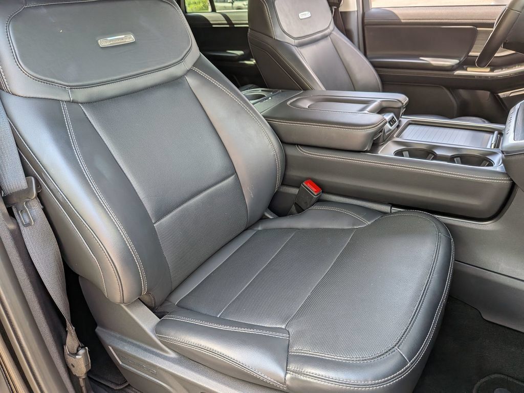 Used 2025 Ford Expedition Platinum AWD/4WD image 32