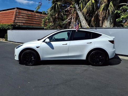 Used 2021 Tesla Model Y Long Range AWD/4WD image 3