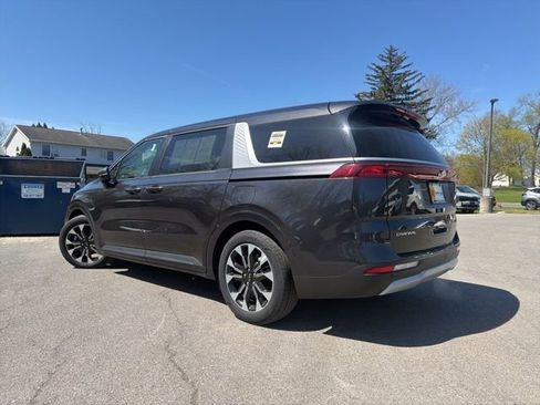 Used 2024 Kia Carnival EX FWD image 5