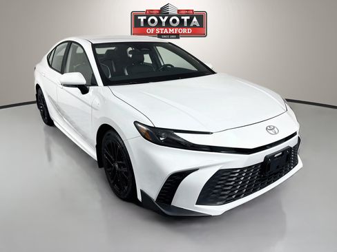Used 2025 Toyota Camry SE AWD/4WD image 1