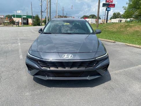 Used 2025 Hyundai Elantra SEL FWD image 2