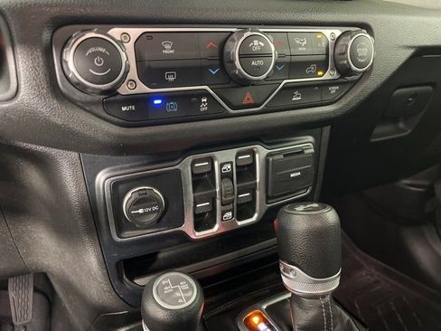 Used 2024 Jeep Wrangler Unlimited image 13