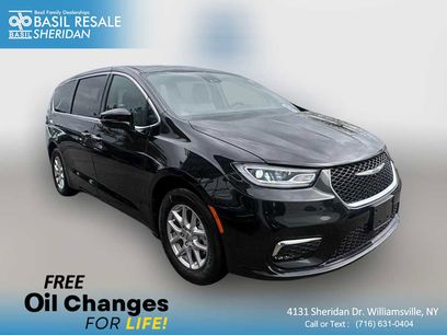 Used 2025 Chrysler Pacifica Select