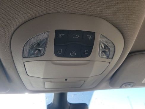 Used 2023 Chrysler Voyager LX image 15