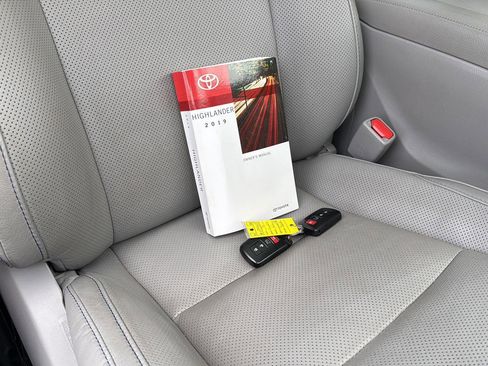 Used 2019 Toyota Highlander Limited Platinum image 17